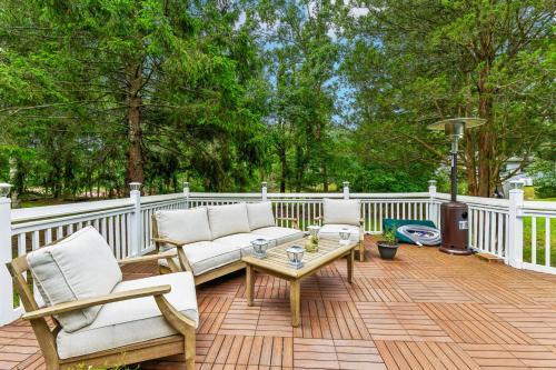 East Quogue House | Tree Canopy Oasis