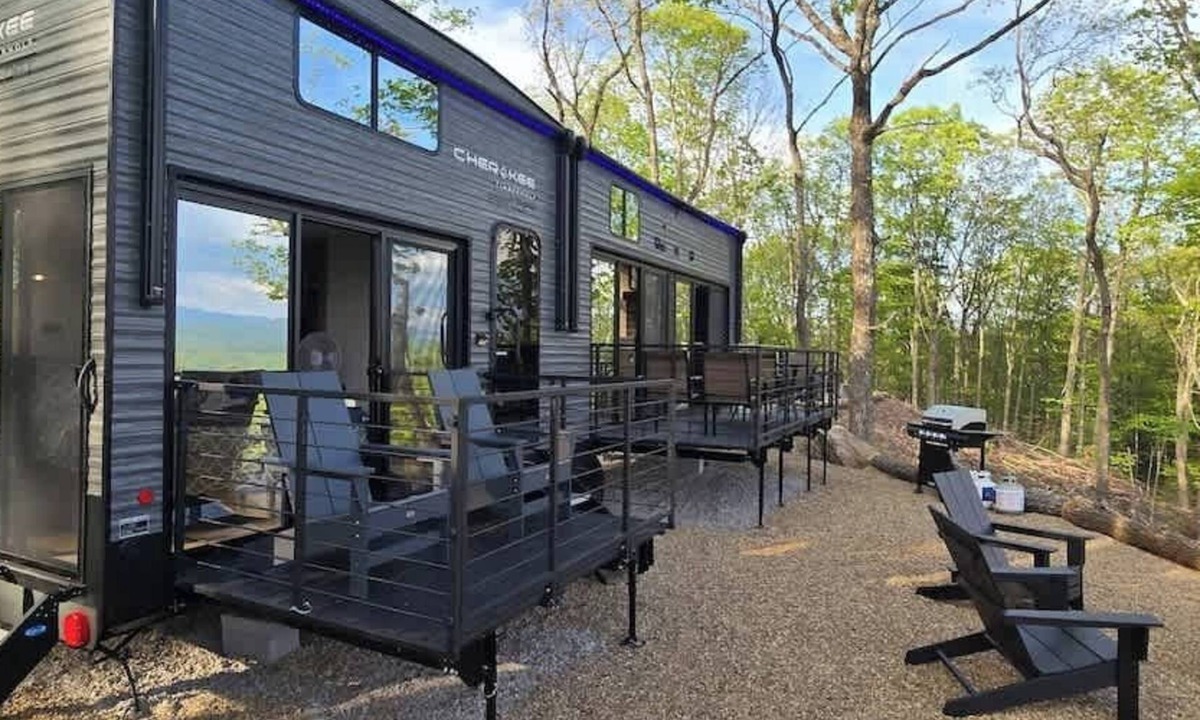 Tallassee House | Tree House views of the Smoky Mountains Family