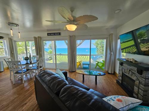 Madison-on-the-Lake Apartment | Tree-Top Lake-Front Cottage