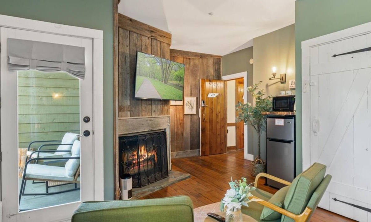 Townsend Hotel | Tree-View Studio | Walk-In Shower | Balcony