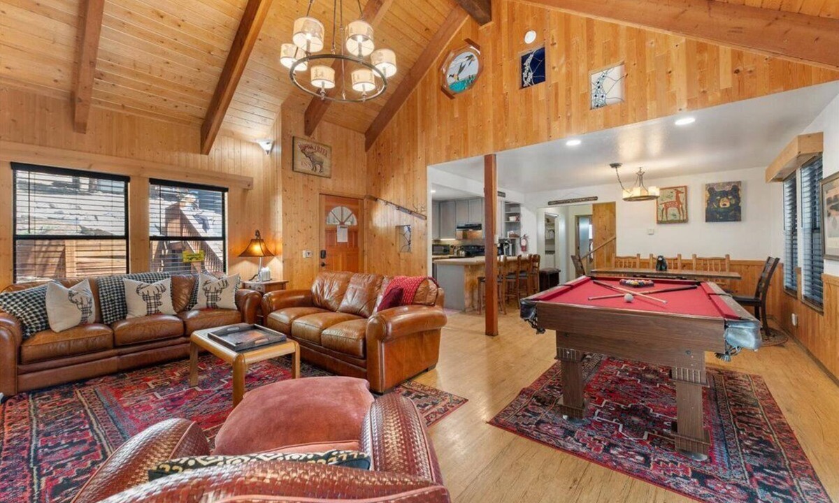 Kingswood Estates House | Treehaus - by Hiking, Hot Tub