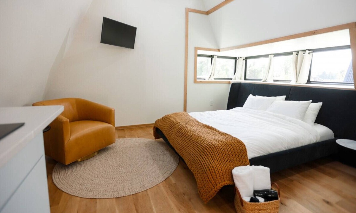 Sodus Cabin | Treehouse 3 Honeymoon Treehouse & Spa with Private Hot Tub