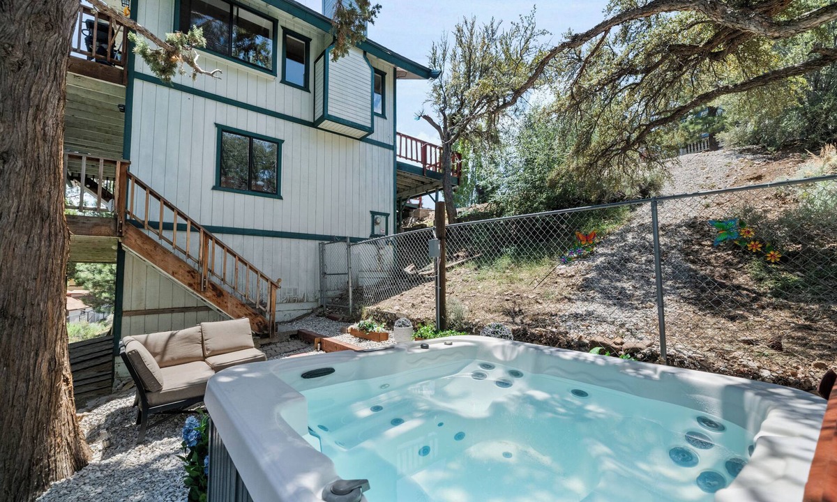 Big Bear House | Treehouse Getaway with Hot Tub & Beautiful Mountain Views
