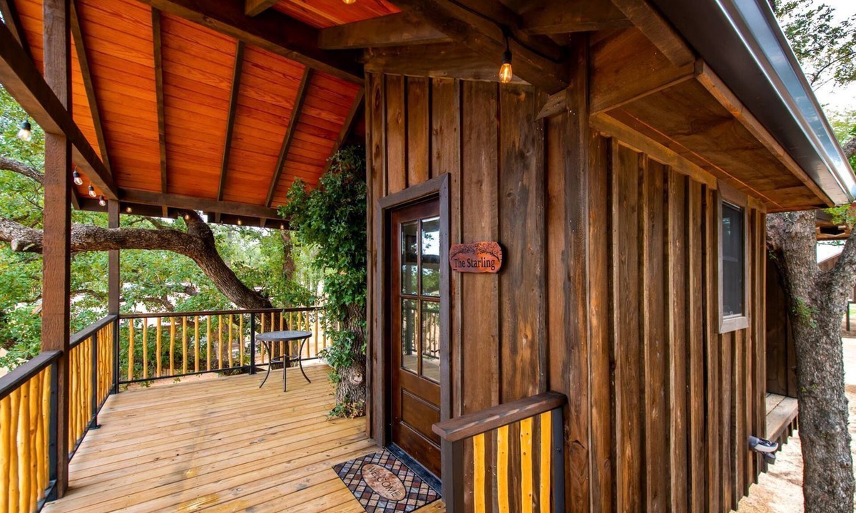 Elm Mott Cabin | Treehouse in Waco, Texas for Romantic Glamping Escapes
