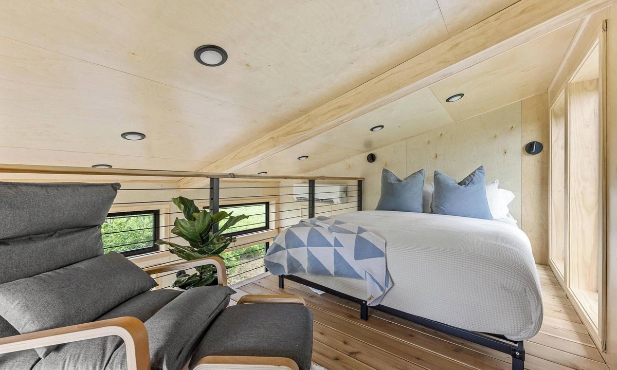 Oakdale Apartment | Treehouse on a large lavender farm + all amenities!