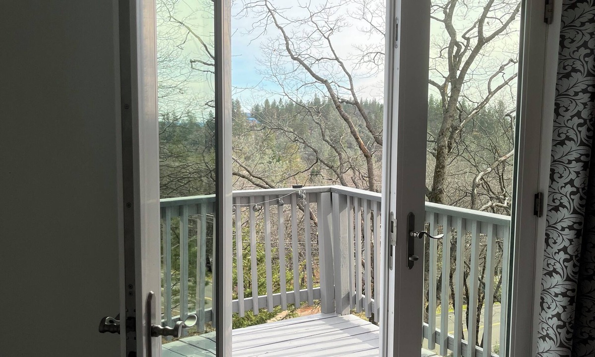Alta Sierra House | Treehouse Retreat - Cozy Escape in Grass Valley