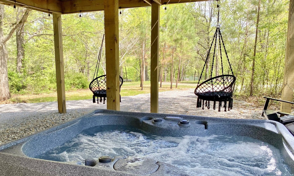 Imboden Cabin | Treehouse w/HOT TUB & Wi-Fi, secluded + River Access