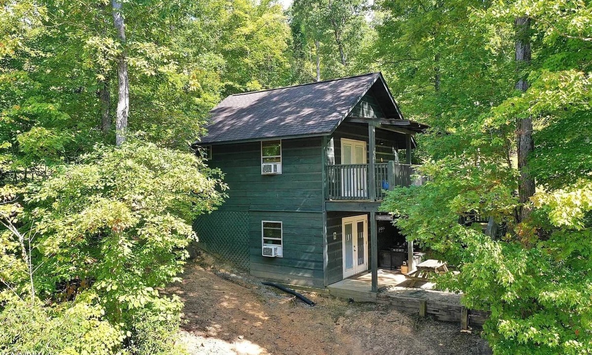 Helenwood Cabin | Treestand Cabin at Gap Creek Cabins