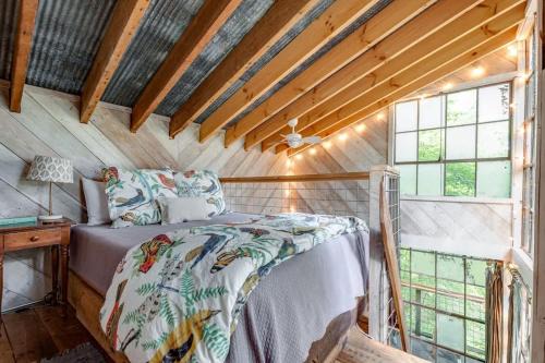 Flintstone House | Treetop Hideaways: Luna Loft Treehouse