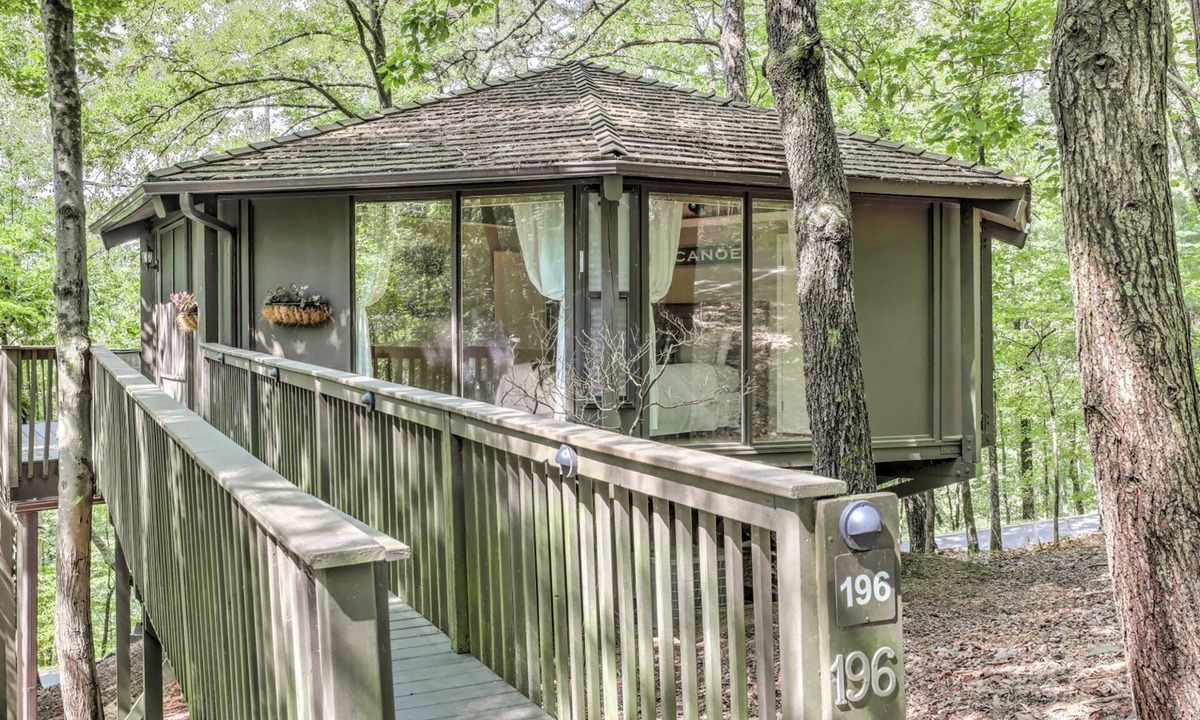 Big Canoe Ski Chalet | Treetopper Hideaway - A Relaxing Chic Bungalow