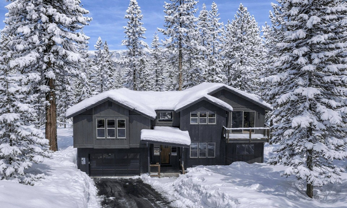 Kingswood Estates Cabin | Treetops Adventure Lodge: Designer Mountain Home, Hot Tub, Air Conditioning, Bunk Beds, EV Charger