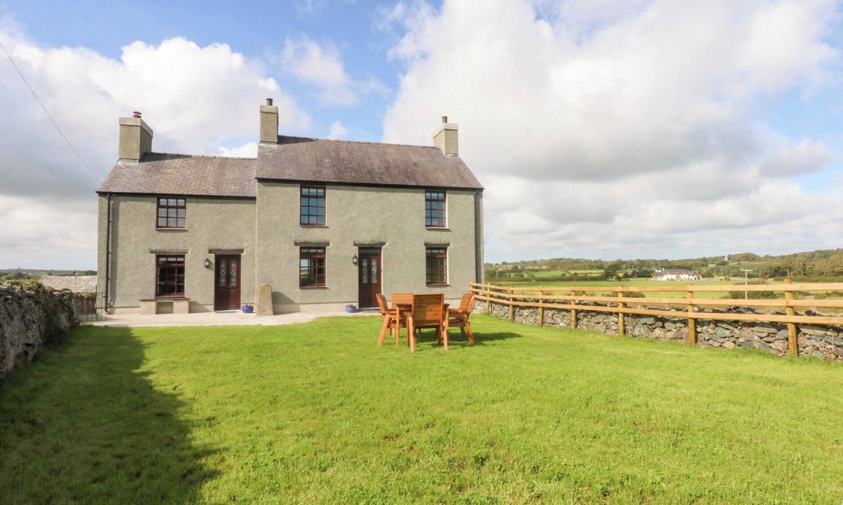Menai Bridge Cottage | TREFOR GANOL, pet friendly, with open fire in Pentraeth