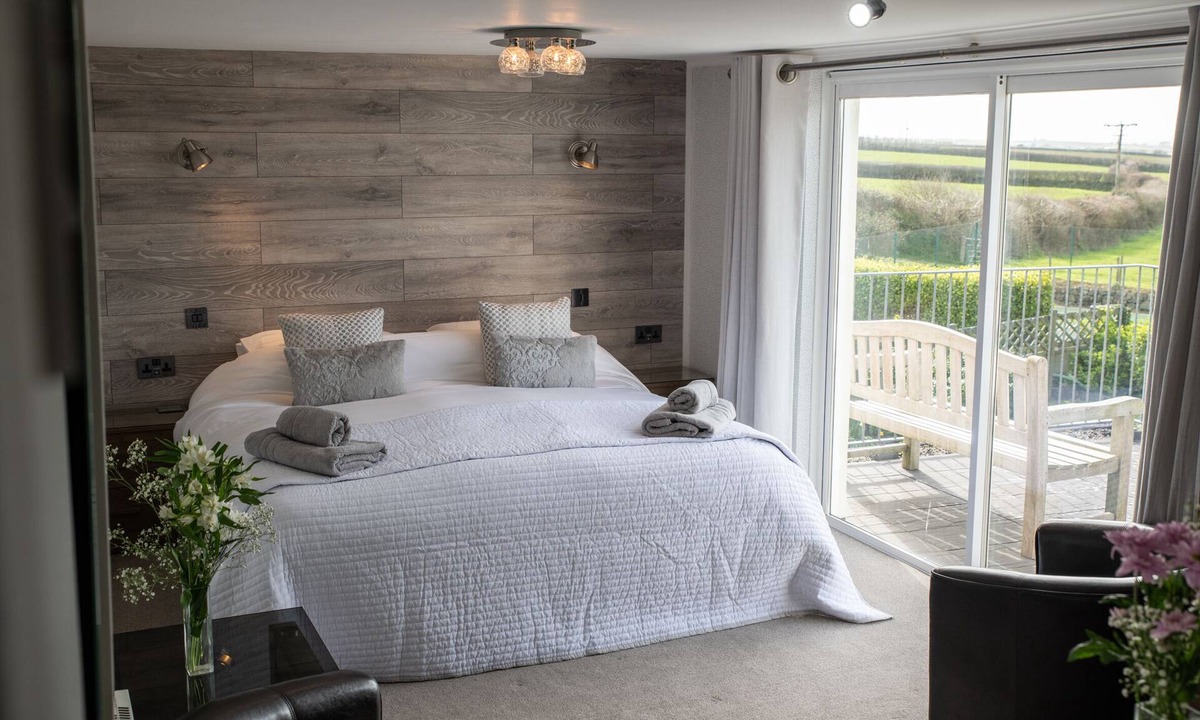 Helston Bed & Breakfast | Tregaddra Farmhouse B&B