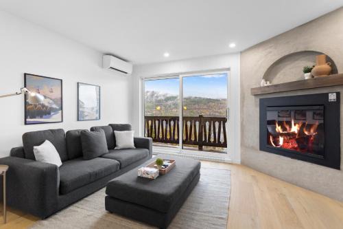 Mont-Tremblant House | Tremblant Lakeview Retreat w Balcony and Fireplace