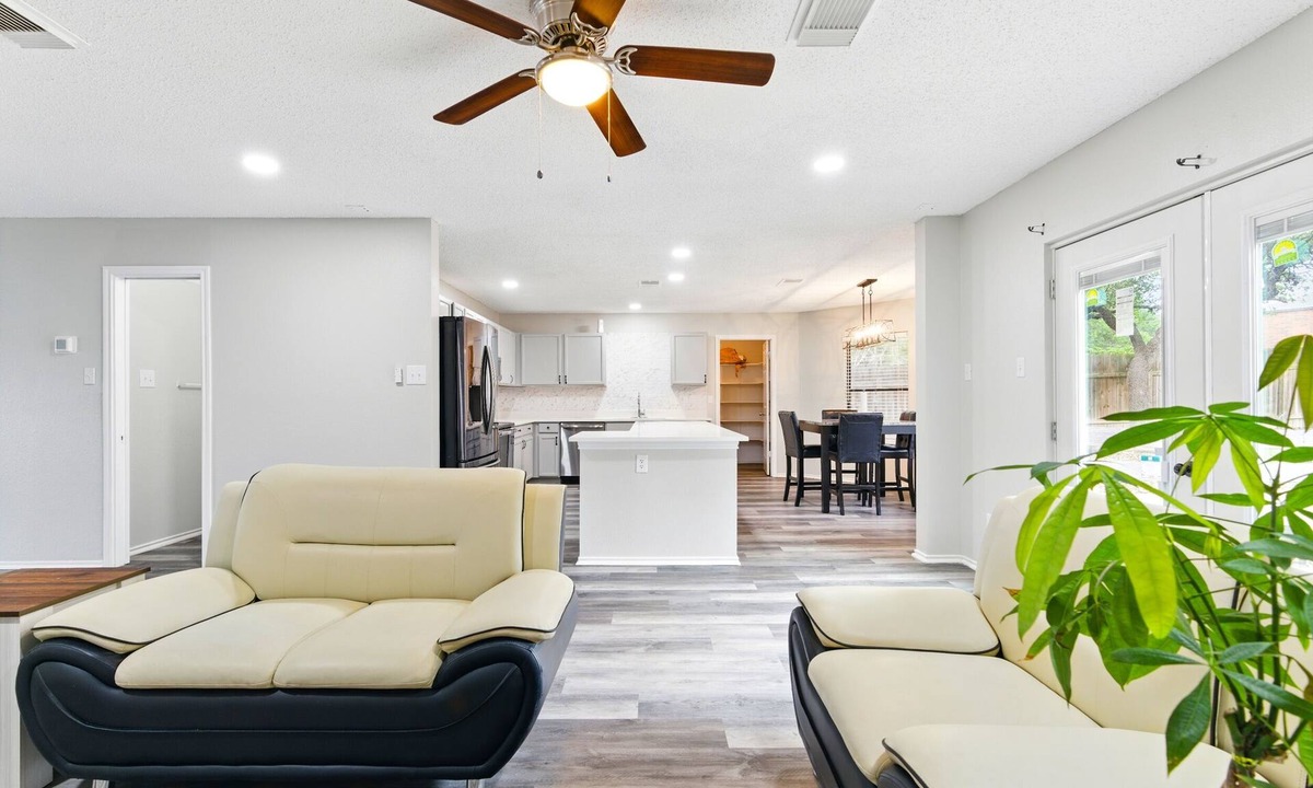 Schertz House | Tremendous 4-bedroom Serene Escape in Schertz, San Antonio and NB