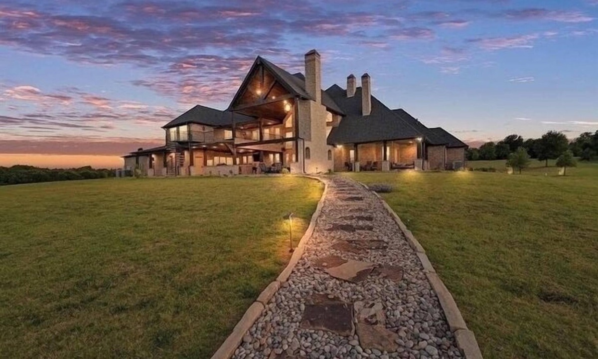 Ferris House | Tremendous estate in charming Ferris, Texas with private lake & personal dock!