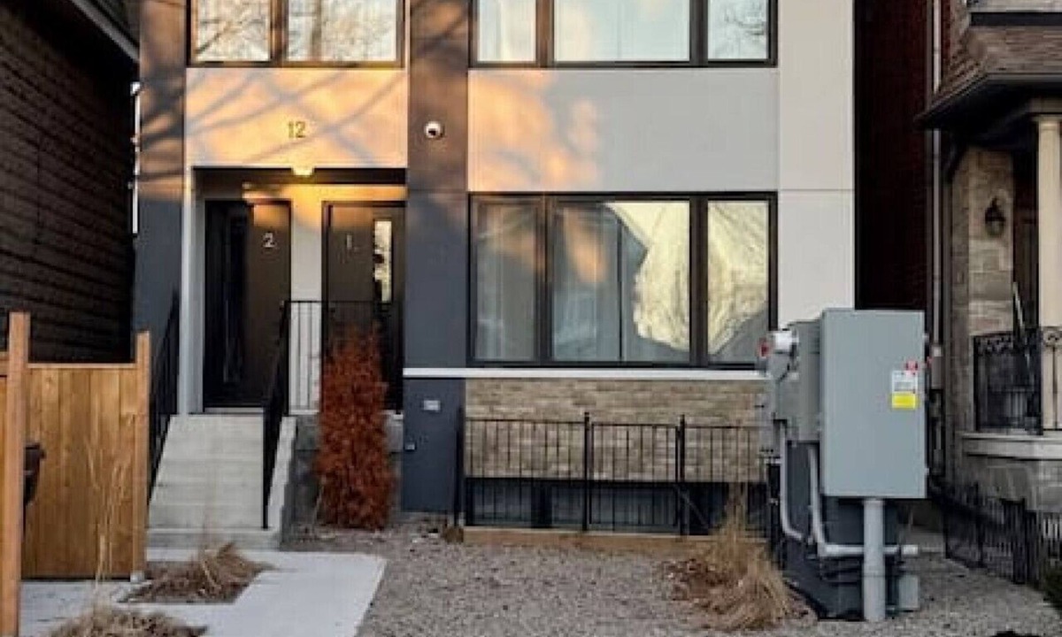 Rockcliffe - Smythe Apartment | Trendy 2-BDR Apartment in Toronto (Unit #2)
