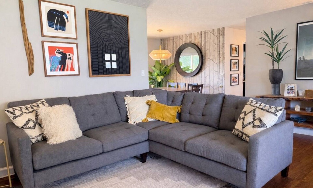 Centennial House | Trendy 2 Bedroom Bungalow in Rockwood