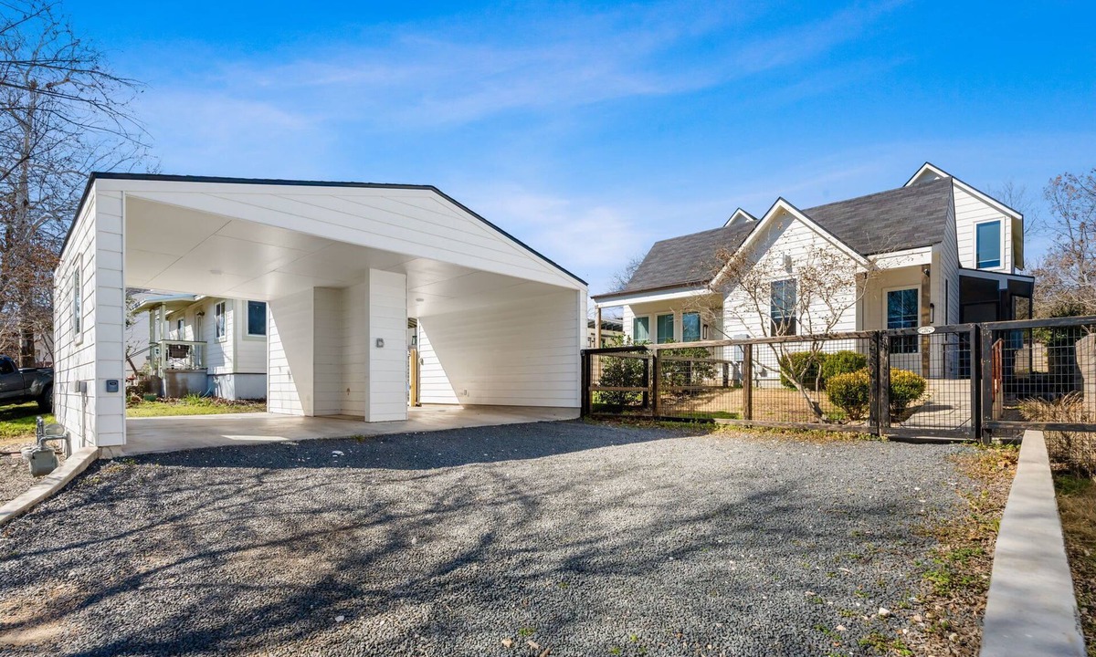 South Manchaca House | Trendy 3 bedroom in South Austin! Pet Friendly!