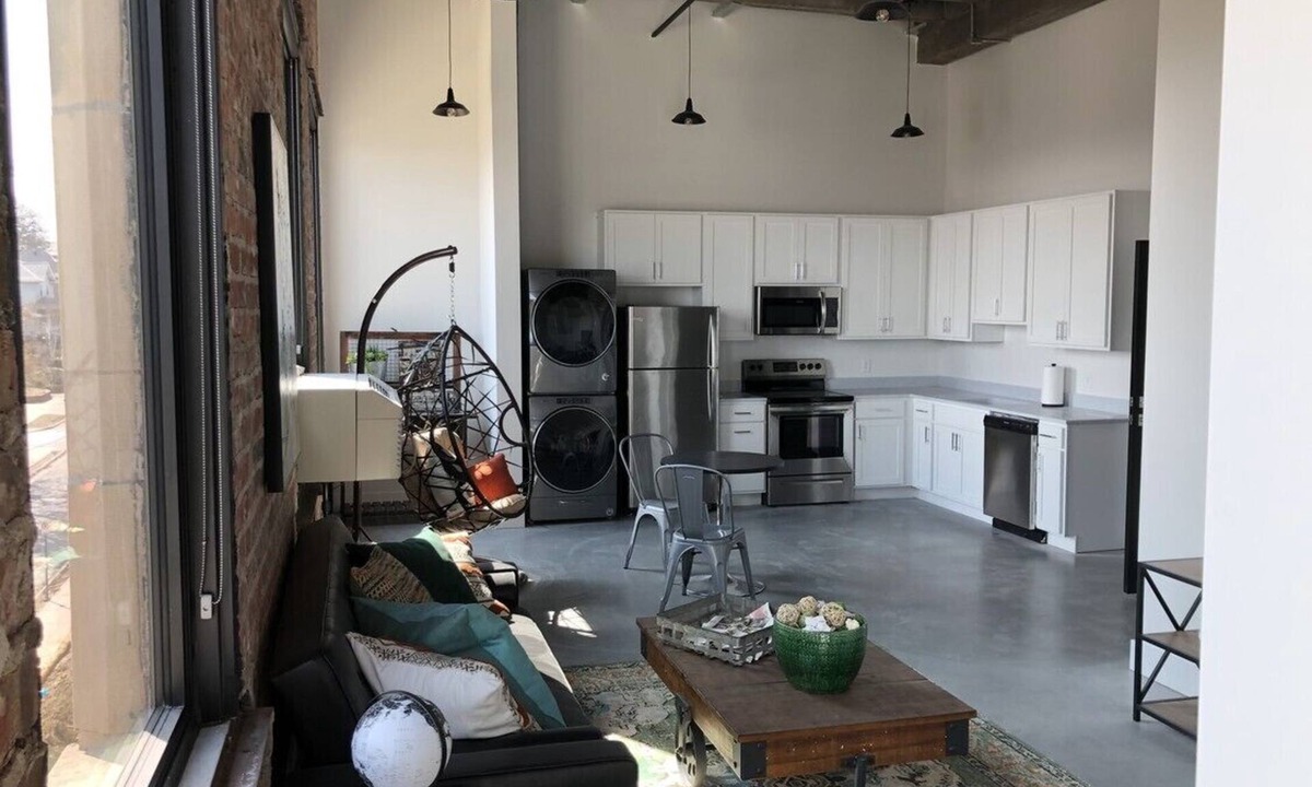 Dahlman Apartment | Trendy Apt 1.6 mi to CWS! W/D, WiFi, can sleep 4, can squeeze in more! Pets OK