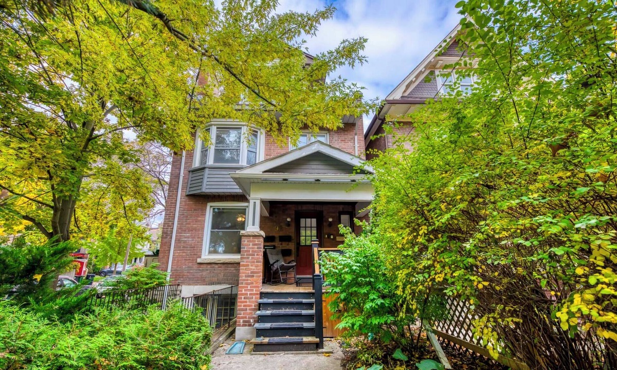 The Beaches House | Trendy Dixon Toronto Escape | Close to the Beach