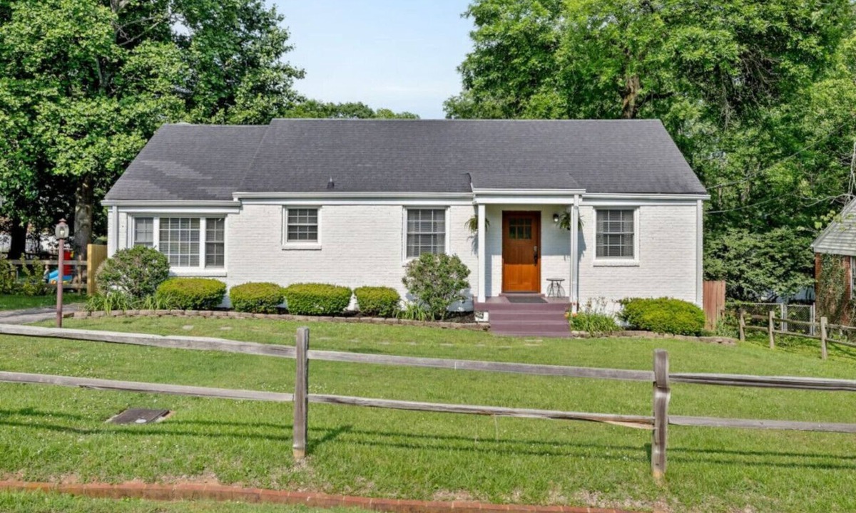 Inglewood House | Trendy East Nashville Home | Huge Fenced Yard & Deck | 4 Free Parking Spots
