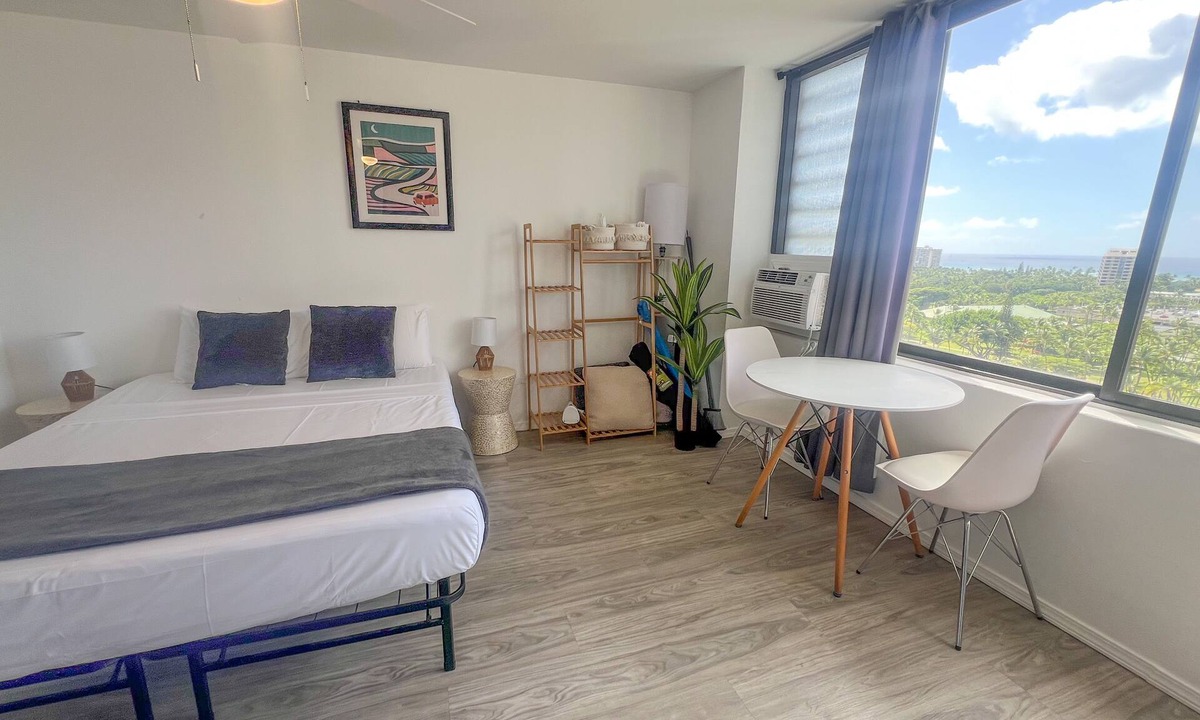 McCully - Moiliili Condo | Trendy Hawaiian Monarch Studio | Ocean View | Pool