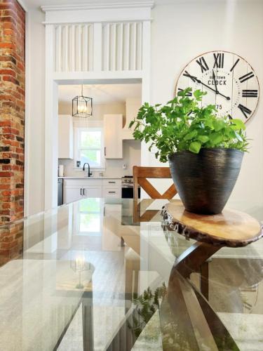 Walkerville House | Trendy Home Spacious Backyard Historic Walkerville