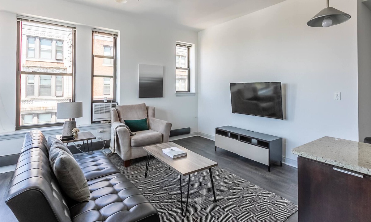 East Hyde Park Apartment | Trendy HP 2BR with Fast Transit to UChicago & DT by Zencity