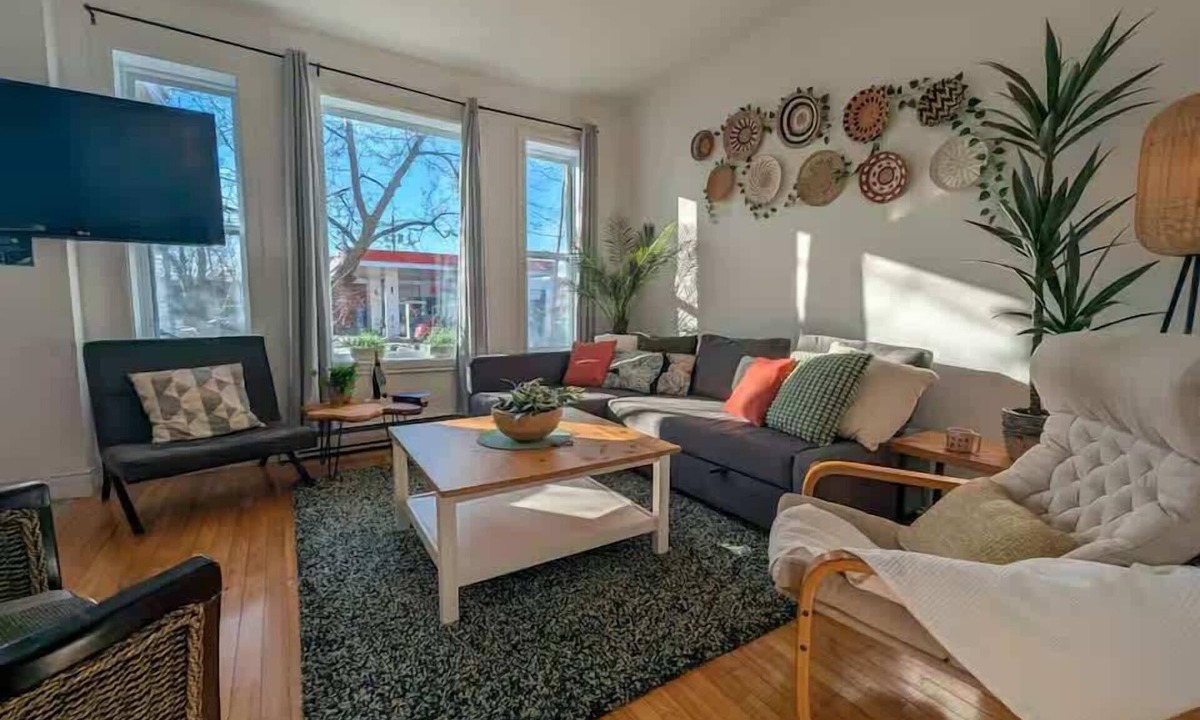 Vieux-Limoilou Apartment | Trendy Limoilou 9 guests 2BR AC 2 parking