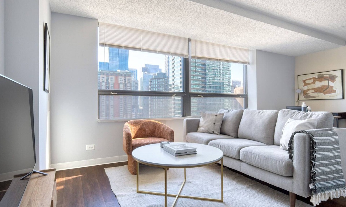Streeterville Apartment | Trendy Streeterville Studio w/Pool & Gym, nr Navy Pier, by Blueground