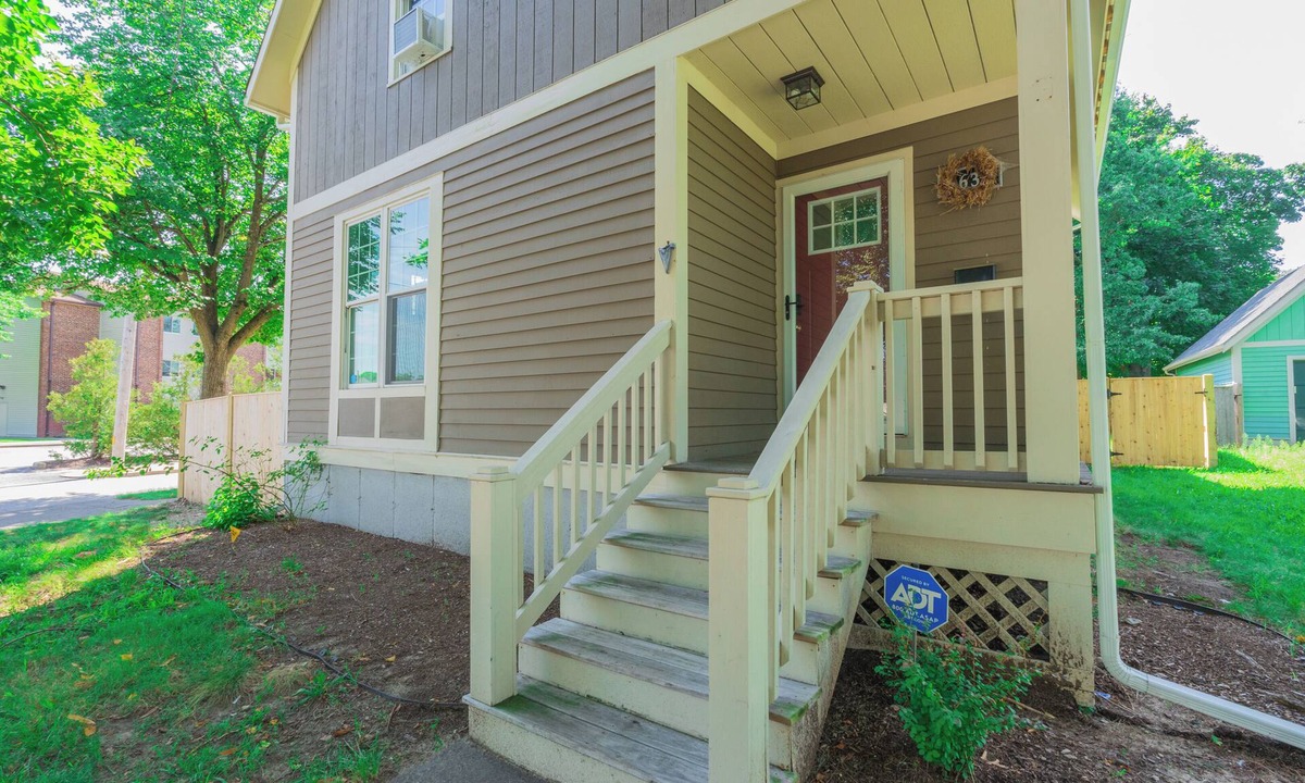 West End House | Trendy West-End Home w/piano Hospital Neighborhood