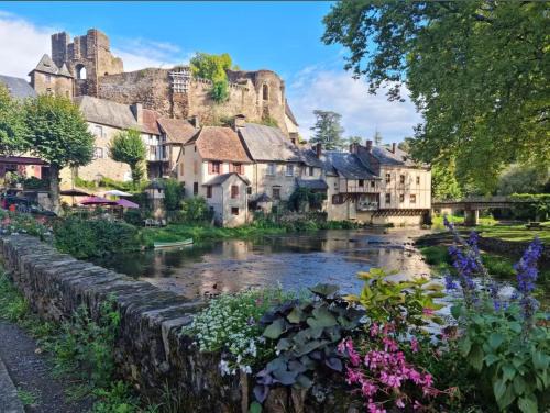 Segur-le-Chateau Bed & Breakfast | Tres Jolie Maison