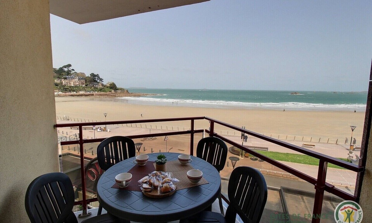 Perros-Guirec House | Trestraou Facing the sea