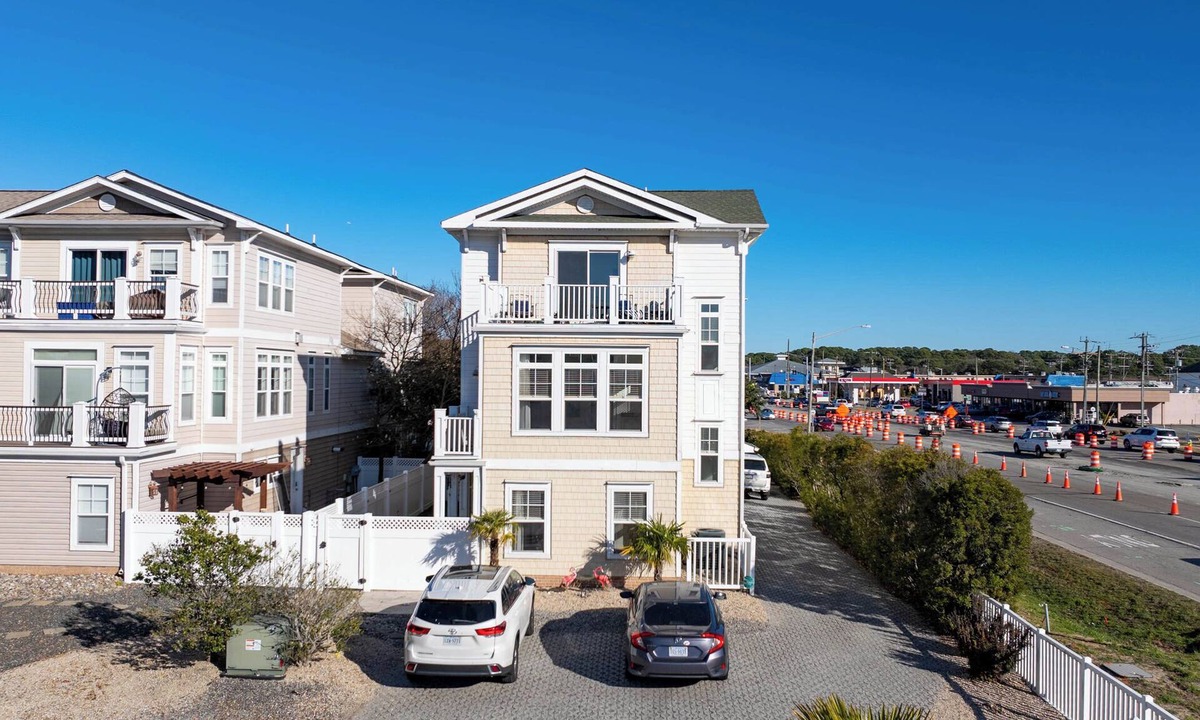 Northeast Virginia Beach Condo | Tri-level home, bright, spacious, private suite, yard, balconies & storage