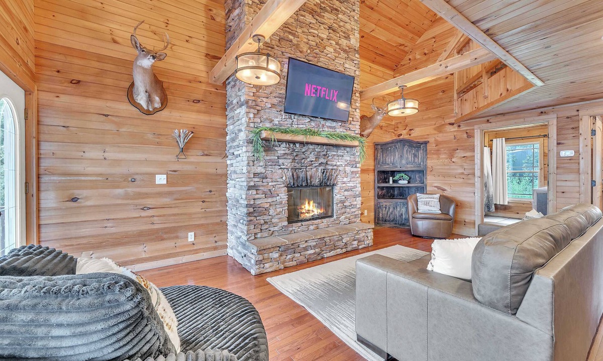 Bryant Cabin | Tri-state Corner Cabin with a fire pit, hot tub, & indoor pool!