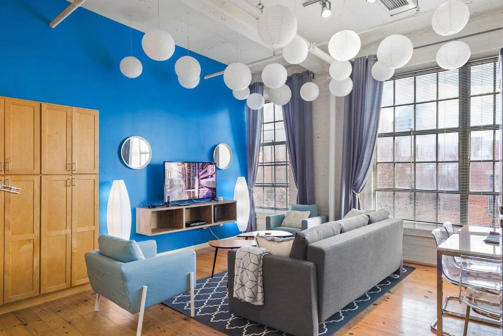 Downtown Apartment | Trifecta 2BR Free Parking Modern Superhost