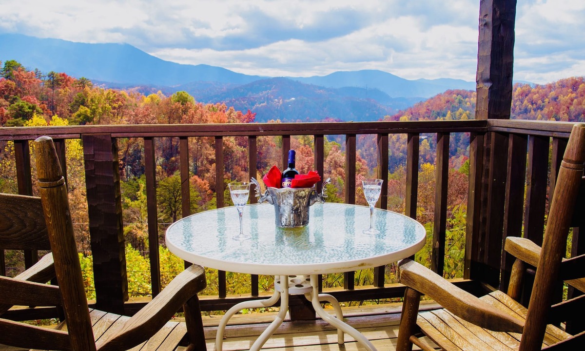 Gatlinburg Cabin | Trillion Dollar Mtn View Great Gatlinburg Location Private Cozy Romantic Hot Tub