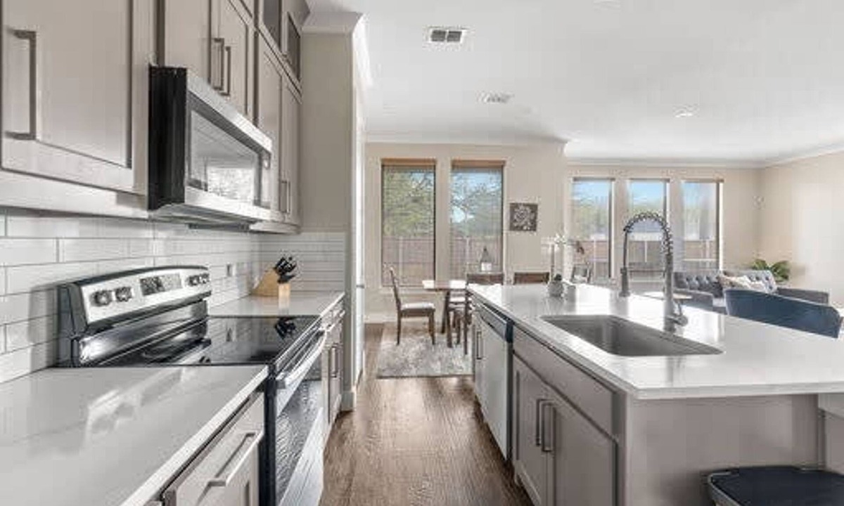 West Dallas House | Trinity Groves Retreat Large Modern 5 BR Home