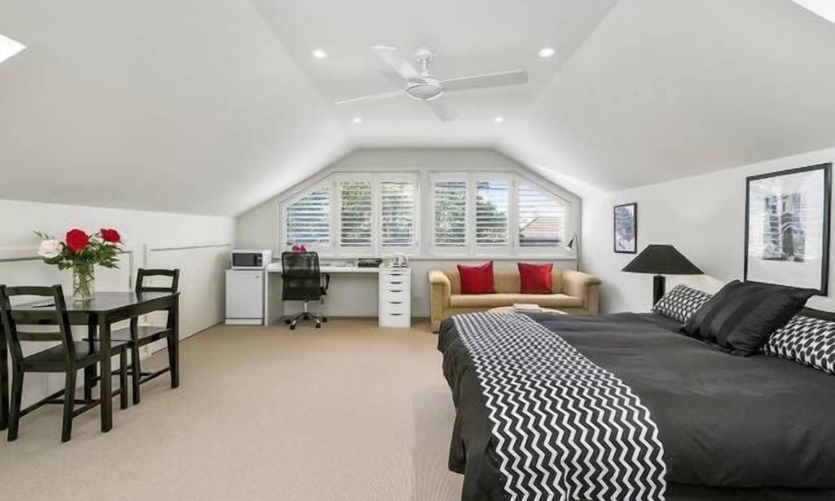 Balgowlah Heights Apartment | Triple Size Loft + Private Ensuite & Breakfast