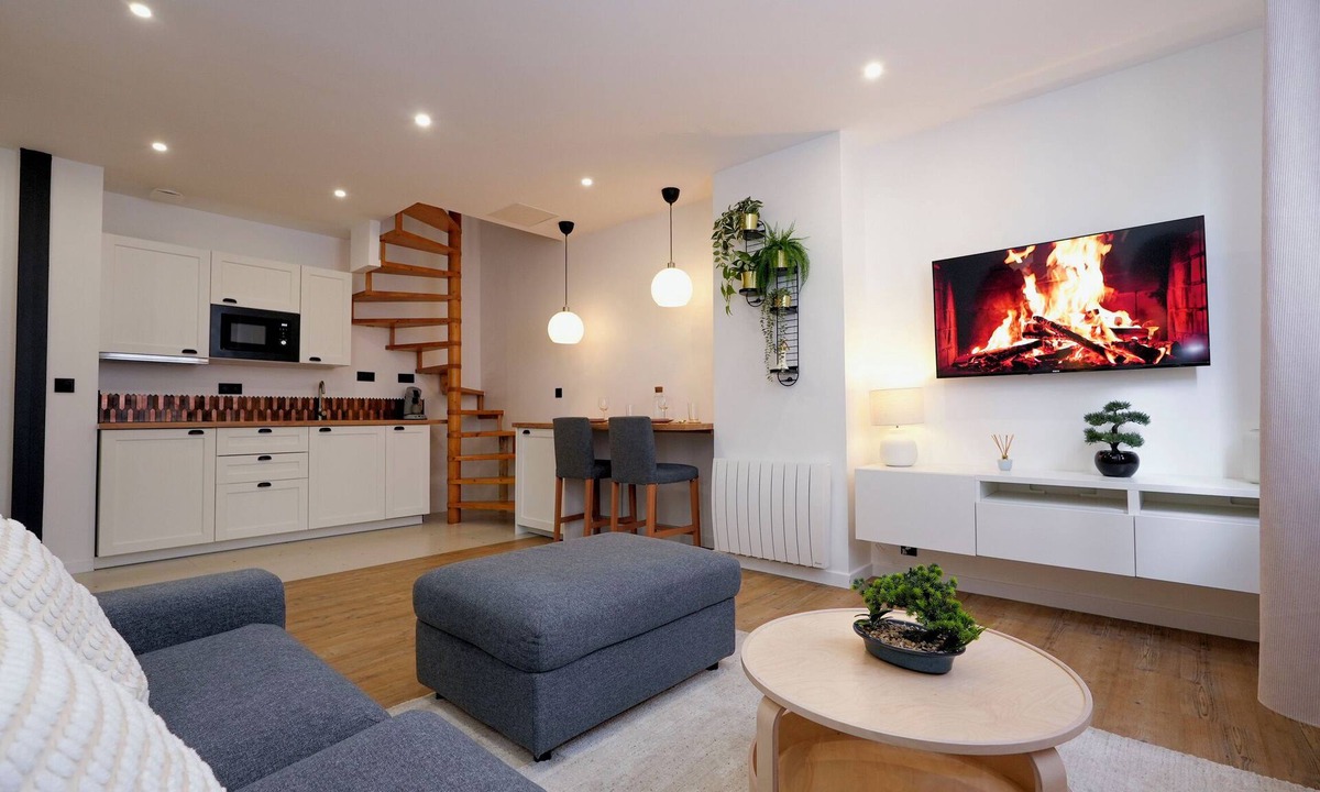 Republique Apartment | Triplex loft with Jaccuzi