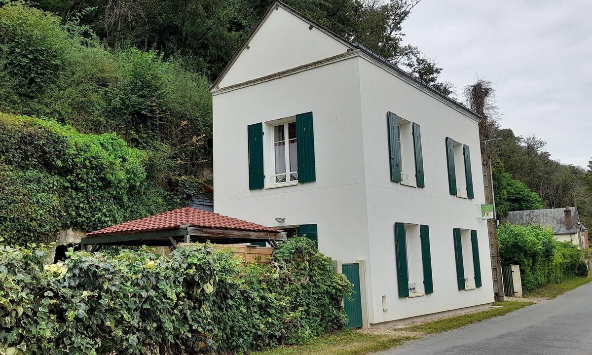 Aubigne-Racan Cottage | Troglodyte house with WiFi, barbecue, and fireplace