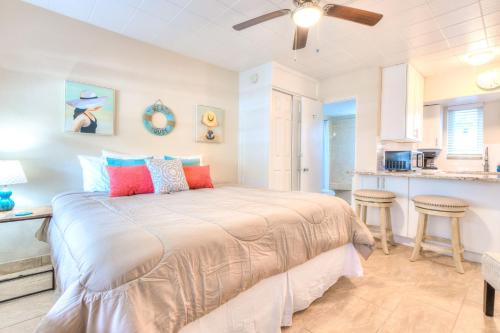 Treasure Island Apartment | Tropic Terrace #18 - Beachfront Resort