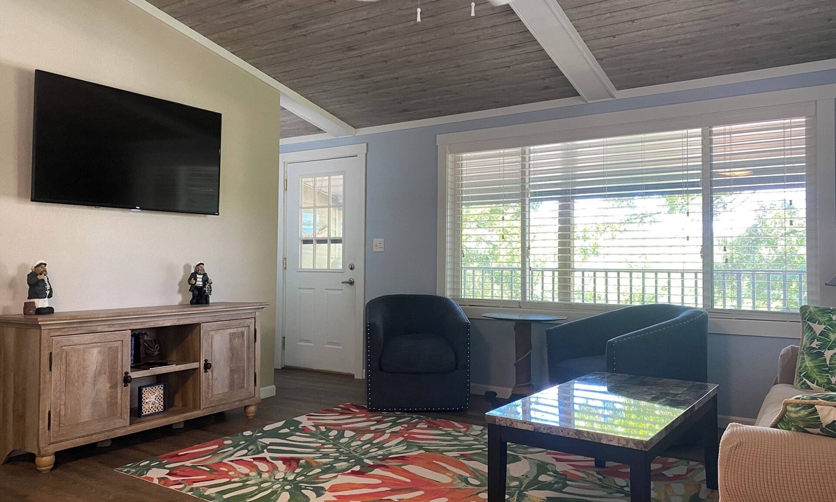 Lake Ozark Condo | TROPICAL 2 BEDROOM LAKEVIEW CONDO CLOSE TO EVERYTHING!
