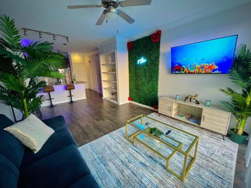 South Central Houston Apartment | Tropical Breeze - 2BR- FIFA - Walk to NRG - Pool - Gym - Sleep 6