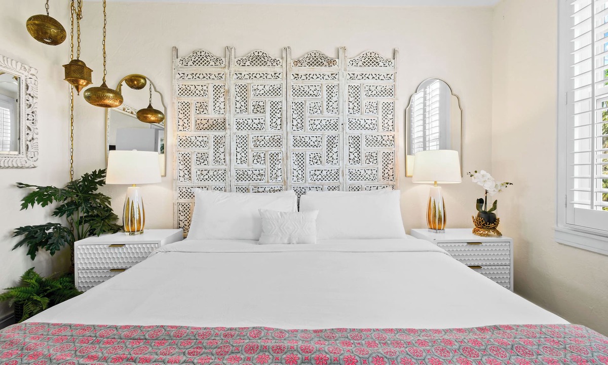 Palm Beach Condo | Tropical Delight 1 br Condo wPool in Palm BeachSteps to Beach, Dining