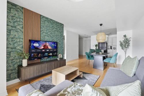 Downtown Mississauga Apartment | Tropical Designer King Suite - Sleeps 5 - Parking