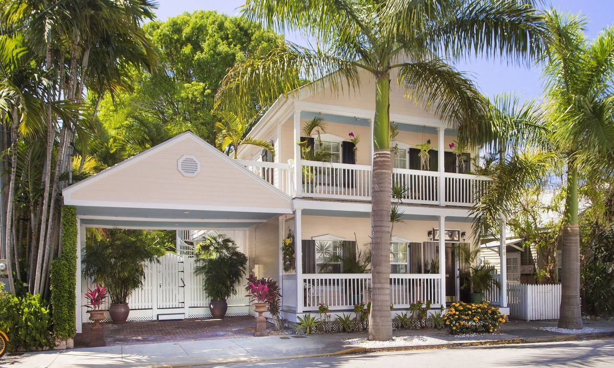 Key West Historic District House | ~TROPICAL DREAM~Sun deck, pool, and parking adorn this home in Old Town.