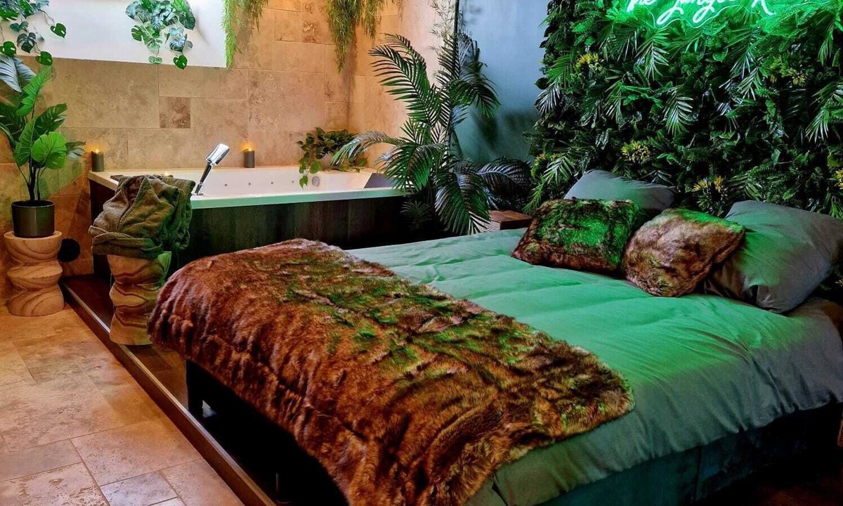 Thiers Apartment | Tropical escape Suite Jungle Room