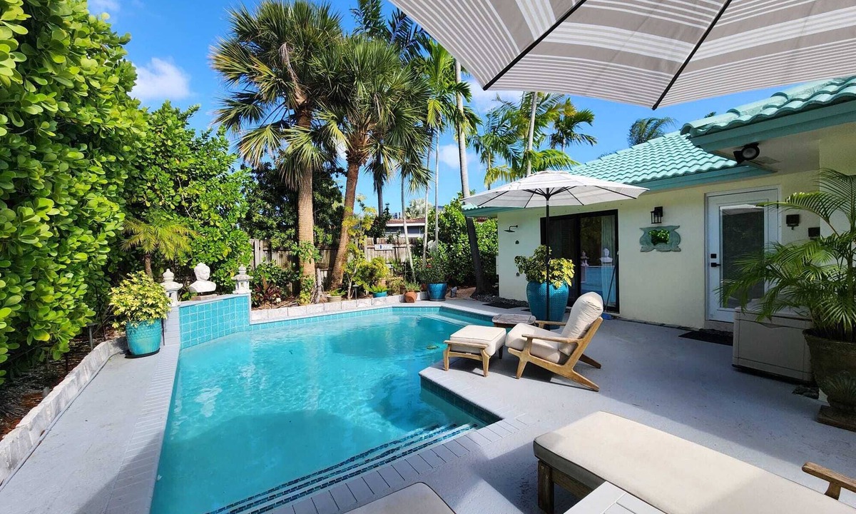 South Corals House | Tropical Garden by the Beach! BNR Vacation Rentals